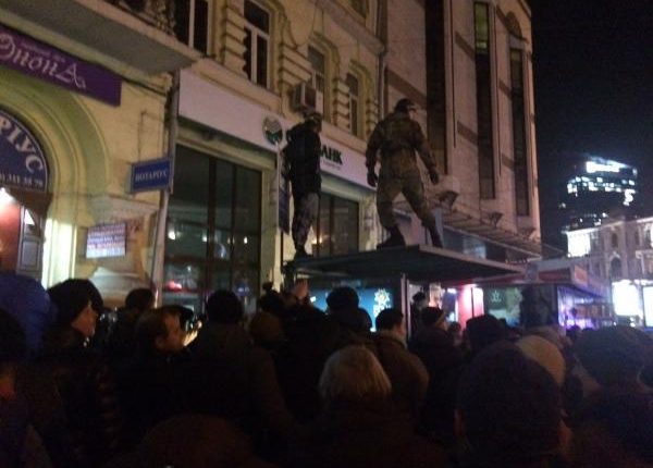 В центре Киева разгромили банк